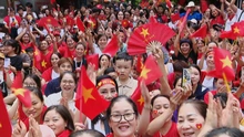Biển người đỏ rực đội mưa chờ xem hợp luyện diễu binh diễu hành lần 2