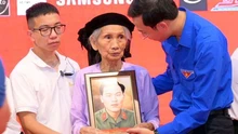 “Ký họa tri ân” trao ảnh phục dựng chân dung các anh hùng liệt sĩ