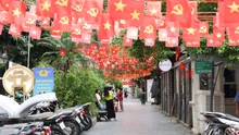 Phố phường Hà Nội “bừng sáng” sắc cờ Tổ quốc đón mừng Quốc khánh 2/9