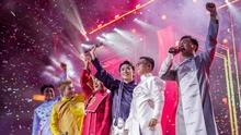 Dấu ấn Việt Nam trong thời trang của NTK Hàn Phượng tại Concert Trạm yêu 2