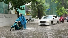 Mưa trắng trời, Hà Nội khắp nơi