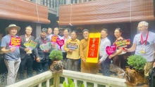 Đoàn phóng viên quốc tế tham quan làng gốm Bát Tràng nhân dịp 80 năm Quốc khánh 2/9