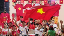 Người dân quyết tâm thức xuyên đêm, 'giữ chỗ' chờ xem tổng duyệt A80