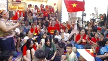 Không khí lễ hội trên hè phố Hà Nội chờ xem tổng duyệt