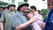 Thủ tướng thăm hỏi, động viên nhân dân thiệt hại do mưa lũ tại tỉnh Điện Biên