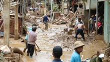 Điện Biên: Người dân Suối Lư tích cực dọn dẹp nhà cửa sau lũ dữ