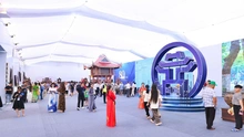 Du khách hào hứng trải nghiệm Không gian "Truyền thống và Sáng tạo Hà Nội 2025"