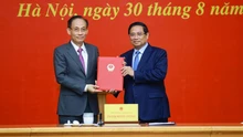 Thủ tướng trao Quyết định bổ nhiệm Quyền Bộ trưởng Bộ ngoại giao