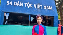 Á hậu Hương Ly tự hào với trang phục Áo dài Cao Lan trong đoàn diễu hành 54 dân tộc Việt Nam