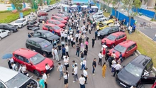 VinFast bàn giao lô xe Limo Green đầu tiên cho khách hàng