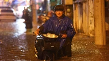 TP. Hồ Chí Minh: Nhiều tuyến đường bị ngập nặng sau cơn mưa chiều