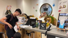 Robot khủng long - "nhân viên lễ tân" dễ thương tại khách sạn Nhật Bản