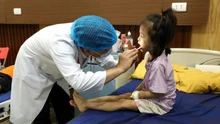 Bác sĩ hướng dẫn phòng, chống nắng nóng và thay đổi nhiệt độ môi trường đột ngột