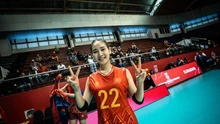 Nữ VĐV chuyền hai thực hiện cầu phát bóng ăn liền 13 điểm, giúp U21 Việt Nam có set thắng cách biệt 25-5 trước U21 Canada
