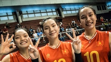 Tuyển bóng chuyền Việt Nam nhận thưởng sau khi thắng trận với tỉ số kỷ lục ở giải thế giới trước đội đến từ ‘cường quốc bóng chuyền’