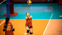 Nữ VĐV chuyền hai thực hiện cầu phát bóng ăn liền 13 điểm, giúp U21 Việt Nam có set thắng cách biệt 25-5 trước U21 Canada