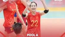 Nữ VĐV chuyền hai thực hiện cầu phát bóng ăn liên 13 điểm, giúp U21 Việt Nam có set thắng cách biệt 25-5 trước U21 Canada