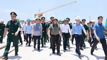 Thủ tướng kiểm tra tiến độ thi công cầu Phong Châu, Phú Thọ