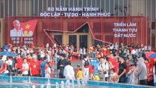 Hình ảnh người dân di chuyển sớm đến tham quan Trung tâm triển lãm Việt Nam