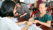 Người dân Quảng Trị phấn khởi nhận quà dịp Quốc khánh 2/9