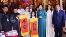 Phu nhân Ngô Phương Ly và Phu nhân Lis Cuesta Peraza thưởng thức múa rối nước, tham quan Đền Ngọc Sơn