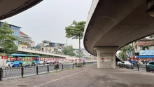 Nhiều bãi xe dưới gầm cầu ở Hà Nội đóng cửa sau yêu cầu của chính quyền