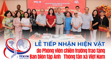 Lễ tiếp nhận hiện vật do Phóng viên chiến trường trao tặng Ban biên tập Ảnh - Thông tấn xã Việt Nam