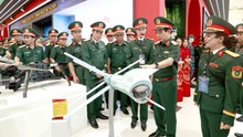 Đại tướng Phan Văn Giang kiểm tra khu trưng bày của Quân đội tại Triển lãm thành tựu đất nước