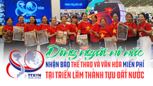 Dòng người nô nức nhận báo Thể thao và Văn hóa miễn phí tại Triển lãm thành tựu đất nước