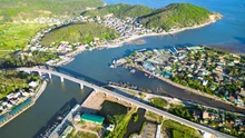 Vẻ đẹp cuốn hút của cầu Lạch Quèn bắc qua cửa biển