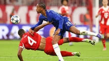 HLV và CĐV Chelsea bức xúc vì hậu vệ Bayern không bị đuổi sau tình huống 'đấu vật' với Joao Pedro