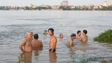 Cuộc sống sau ống kính: "Bơi sông" trên từng cây số
