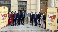 Lễ gắn lại biển tưởng niệm Chủ tịch Hồ Chí Minh tại “Quảng trường báo La Marseillais” (Pháp)