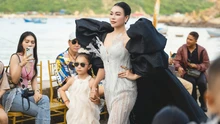 Trà Ngọc Hằng catwalk cùng con gái trong show thời trang