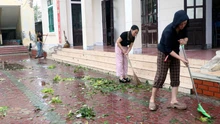 Các trường học Hà Tĩnh dọn dẹp vệ sinh sau bão