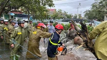 Thăm hỏi gia đình Bí thư Chi bộ thôn tử vong trong quá trình tham gia chống bão số 10