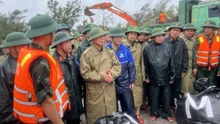 Phó Thủ tướng Trần Hồng Hà kiểm tra việc khắc phục sự cố kè biển tại Ninh Bình