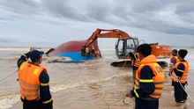 Bão số 10: Quảng Trị trục vớt tàu cá, nỗ lực tìm kiếm thuyền viên mất tích tại cửa sông Gianh
