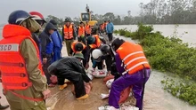 Thanh Hóa huy động gần 300 người gia cố tuyến đê bảo vệ hơn 1.700 hộ dân