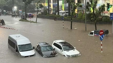 VIDEO: Người dân Hà Nội khó khăn khi di chuyển do mưa lớn gây ngập úng nhiều tuyến đường