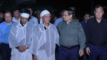 Thủ tướng viếng những người thiệt mạng, thăm hỏi người dân bị thiệt hại do lốc xoáy tại Ninh Bình