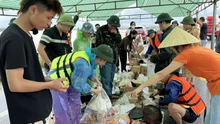 Khẩn cấp tiếp tế, cứu hộ người dân bị lũ cô lập do mưa lũ