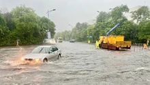 Hà Nội: 82 điểm ngập úng, huy động tối đa lực lượng tiêu thoát nước