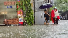 Ảnh hưởng bão số 10: Cảnh báo dông sét, mưa đá và mưa lớn cục bộ tại nội thành Hà Nội