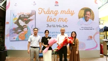 'Trắng mây tóc mẹ' mang hơi thở quê hương vào thế giới thi ca