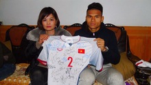 Tấm áo trị giá 10.000 bảng Anh và cái tình của cầu thủ Việt