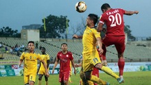 Sao U23 Việt Nam suýt gãy chân vì pha vào bóng thô bạo của cầu thủ TP.HCM