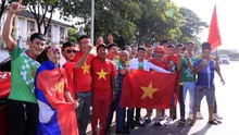 Lào vs Việt Nam: CĐV Việt Nam hâm nóng bầu không khí SVĐ quốc gia Lào