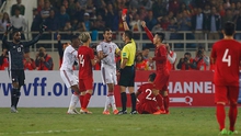 HLV Bert van Marwijk: ‘Trọng tài rút thẻ đỏ với tốc độ chóng mặt’