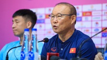 Bắt trọn khoảnh khắc HLV Park Hang Seo xem Thái Lan thua Malaysia tại King’s Cup